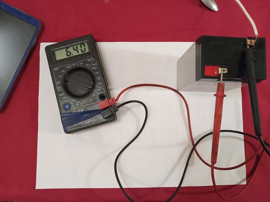 So prüfen Sie die Kapazität eines Kondensators mit einem Voltmeter