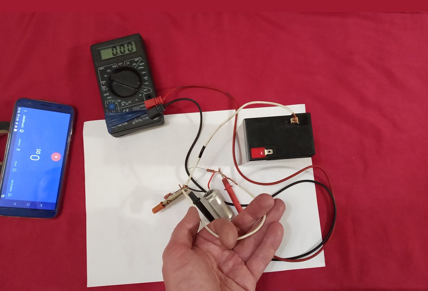 Як перевірити ємність конденсатора вольтметром