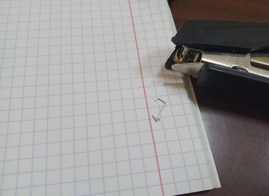 Cómo coser una pila gruesa de papel con una grapadora pequeña