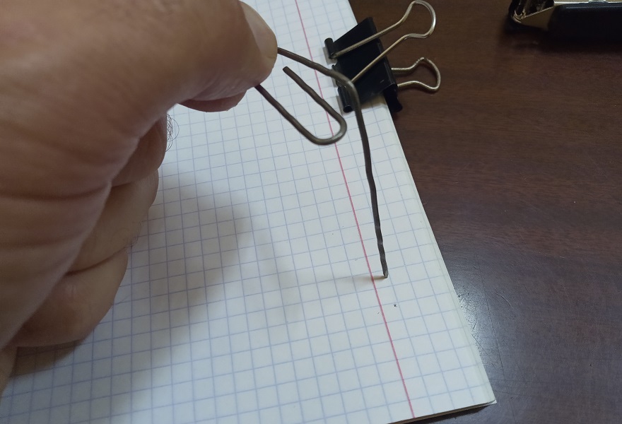 Wie man einen dicken Stapel Papier mit einem kleinen Hefter näht